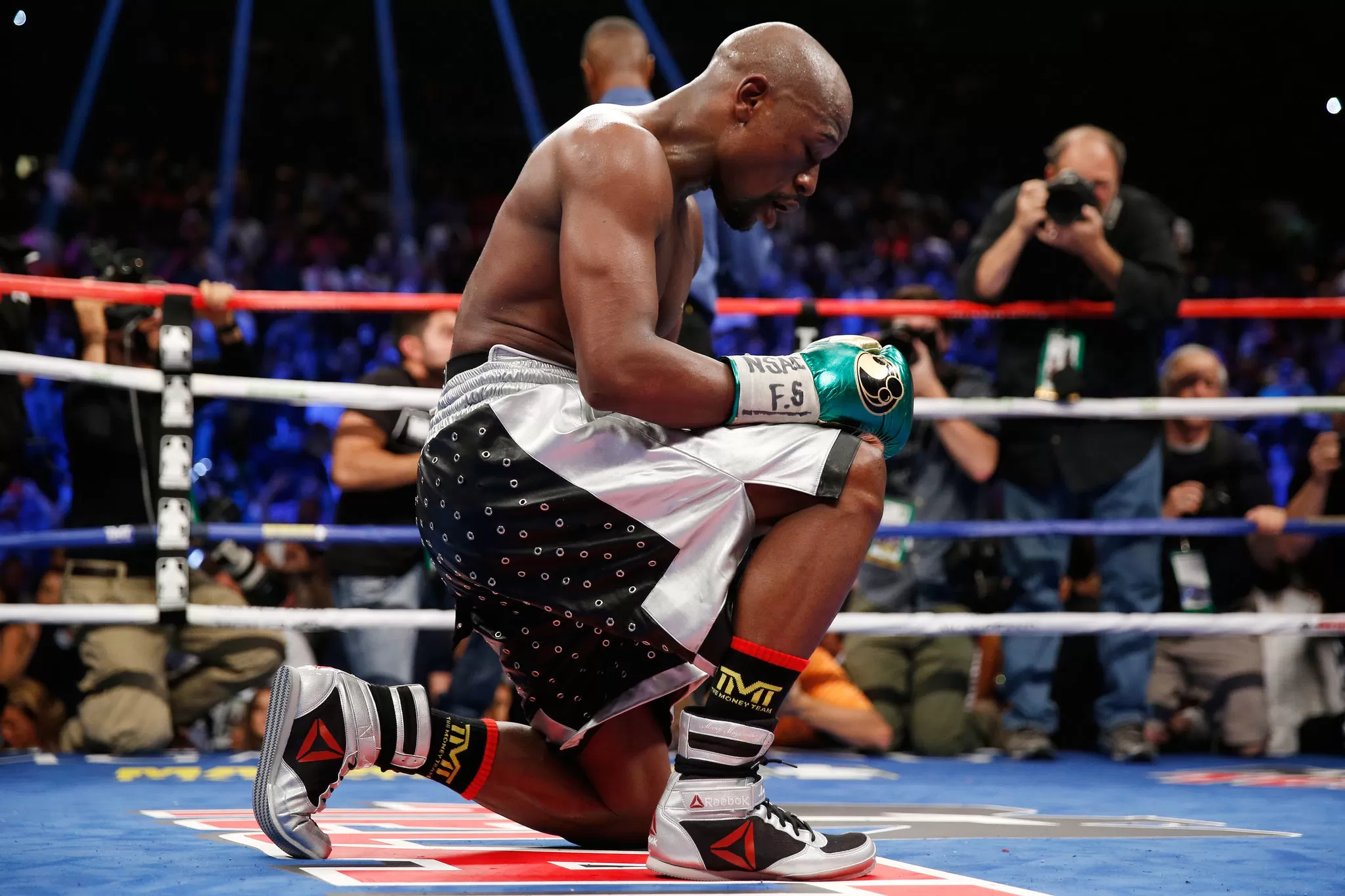 Floyd Mayweather termine son combat, et peut-être sa carrière, avec une victoire écrasante contre Andre Berto - The New York Times