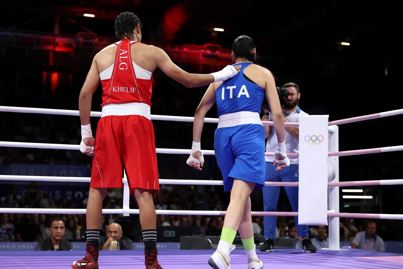 Jake Paul tend la main à une boxeuse olympique au cœur d'une polémique de  genre après sa défaite à Paris contre Imane Khelif | MMA News