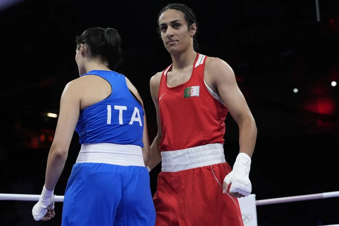 L'Algérienne Imane Khelif (à droite) est vue après avoir battu l'Italienne Angela Carini lors du match préliminaire de boxe féminin des 66 kg aux Jeux olympiques d'été de 2024 à Paris, jeudi.