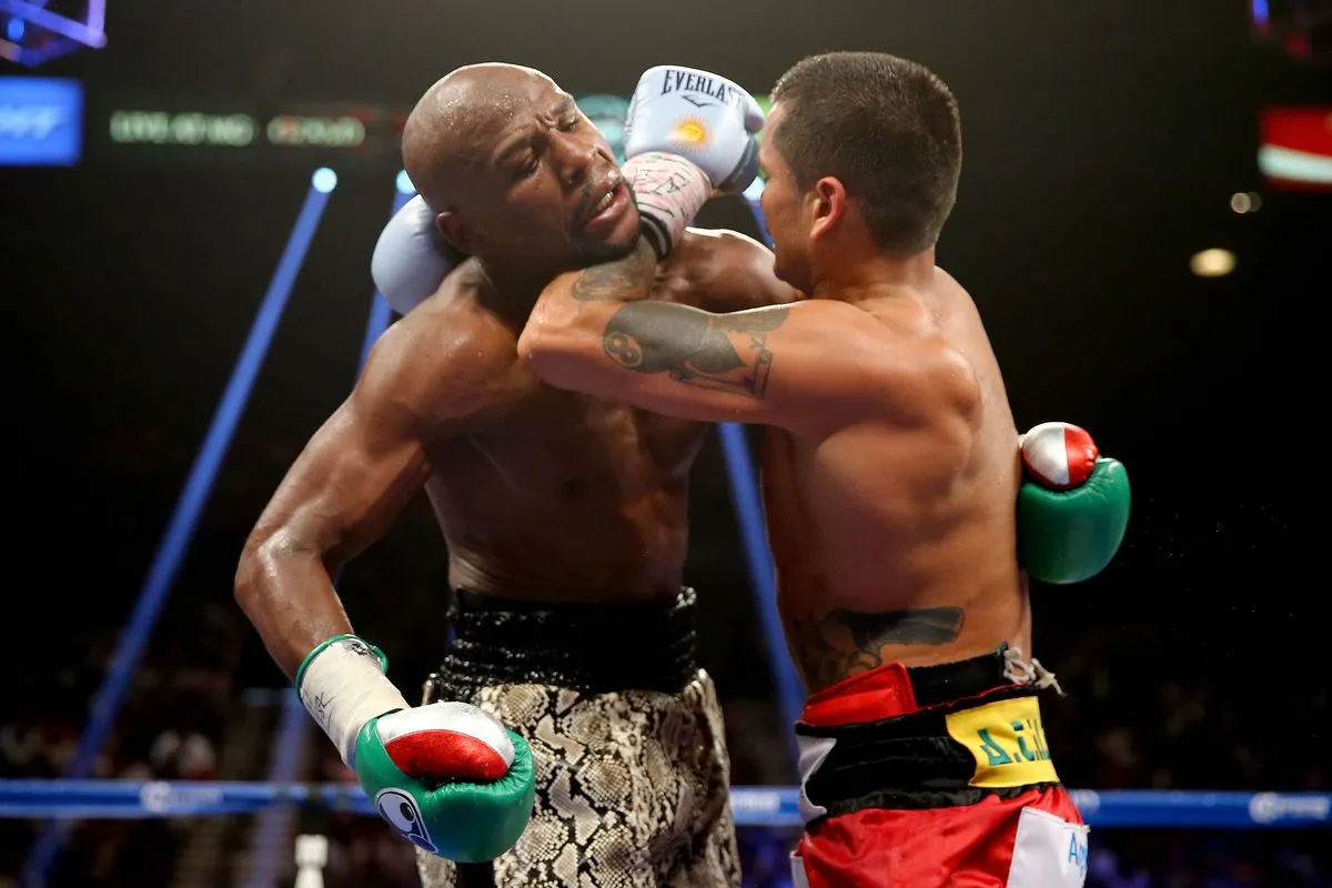 Kết quả trận Mayweather vs Maidana: Floyd Mayweather giành chiến thắng dễ dàng hơn trong trận tái đấu - Bad Left Hook