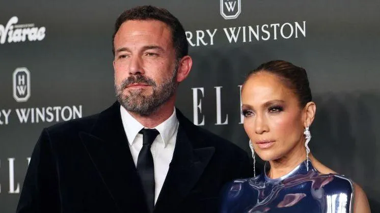 Jennifer Lopez and Ben Affleck divorce after two years - BBC News