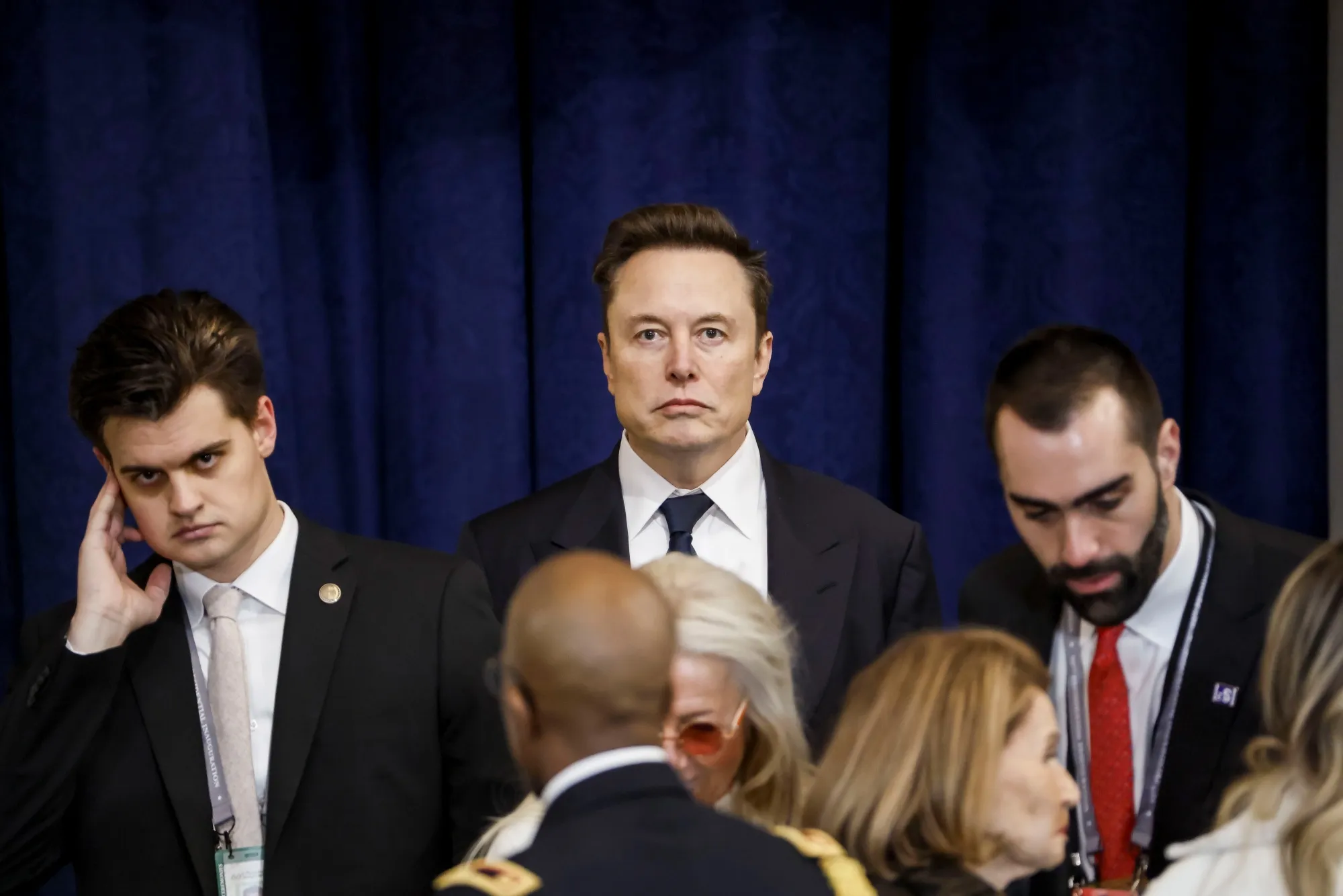 Elon Musk hizo un misterioso regalo de 112 millones de dólares de acciones de Tesla para finales de 2024 - Bloomberg