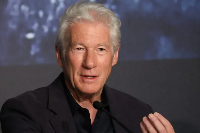 Stařík Richard Gere má o 34 let mladší ženu. Podívejte, jaká kráska se do  něj zamilovala a pečuje o něj – Dotyk.cz