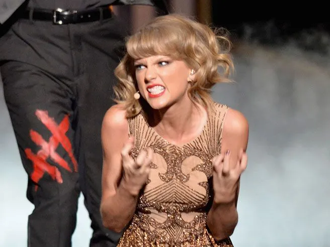 The 10 Most Insane Faces Taylor Swift Made During Her AMAs Performance